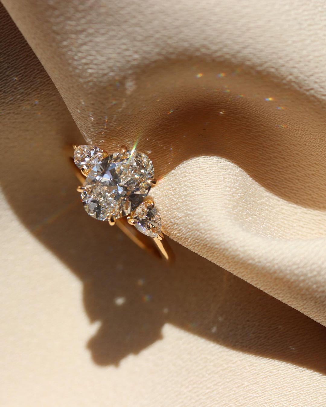 Vintage 2 CT Oval Cut Moissanite Three Stone Ring, Side Pear Moissanite, Oval Engagement Ring, Unique Wedding Ring, Anniversary Gifts/Ring