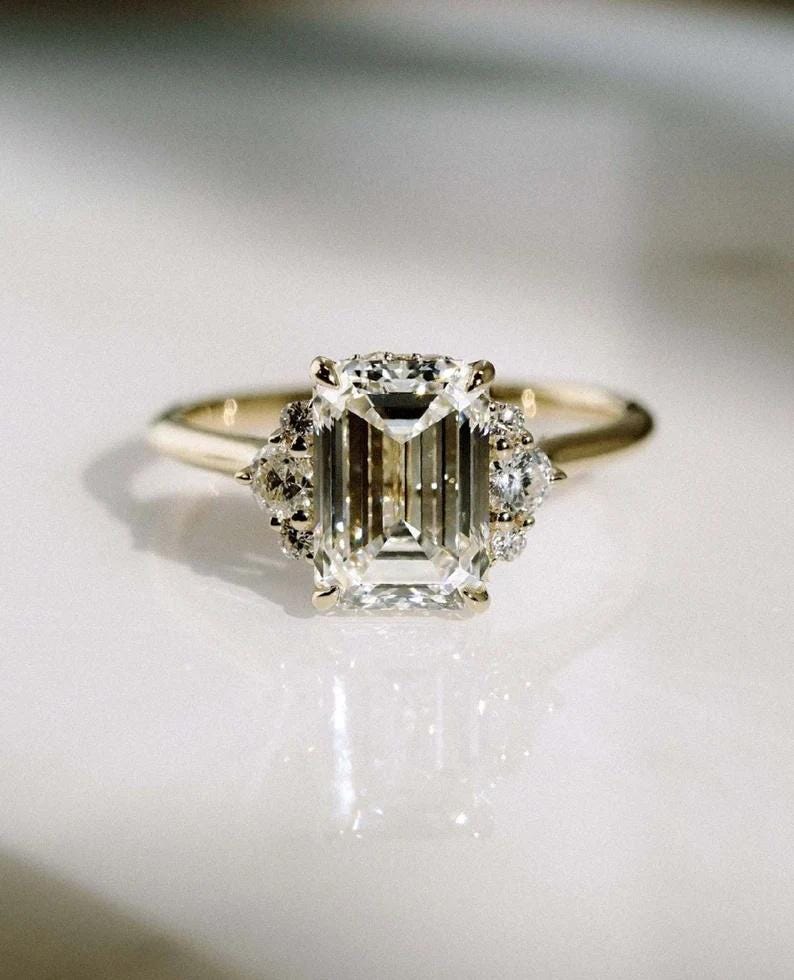 Anillo de compromiso de moissanita con corte esmeralda de 2,81 ct, anillo de compromiso de moissanita con halo oculto