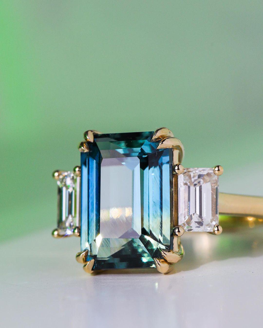 Delicado anillo de oro macizo de 14 k con forma de vaca y doble punta, trilogía de 5,5 quilates con corte esmeralda verde, anillo de bodas con corte esmeralda, anillo de tres piedras, joyería artesanal.