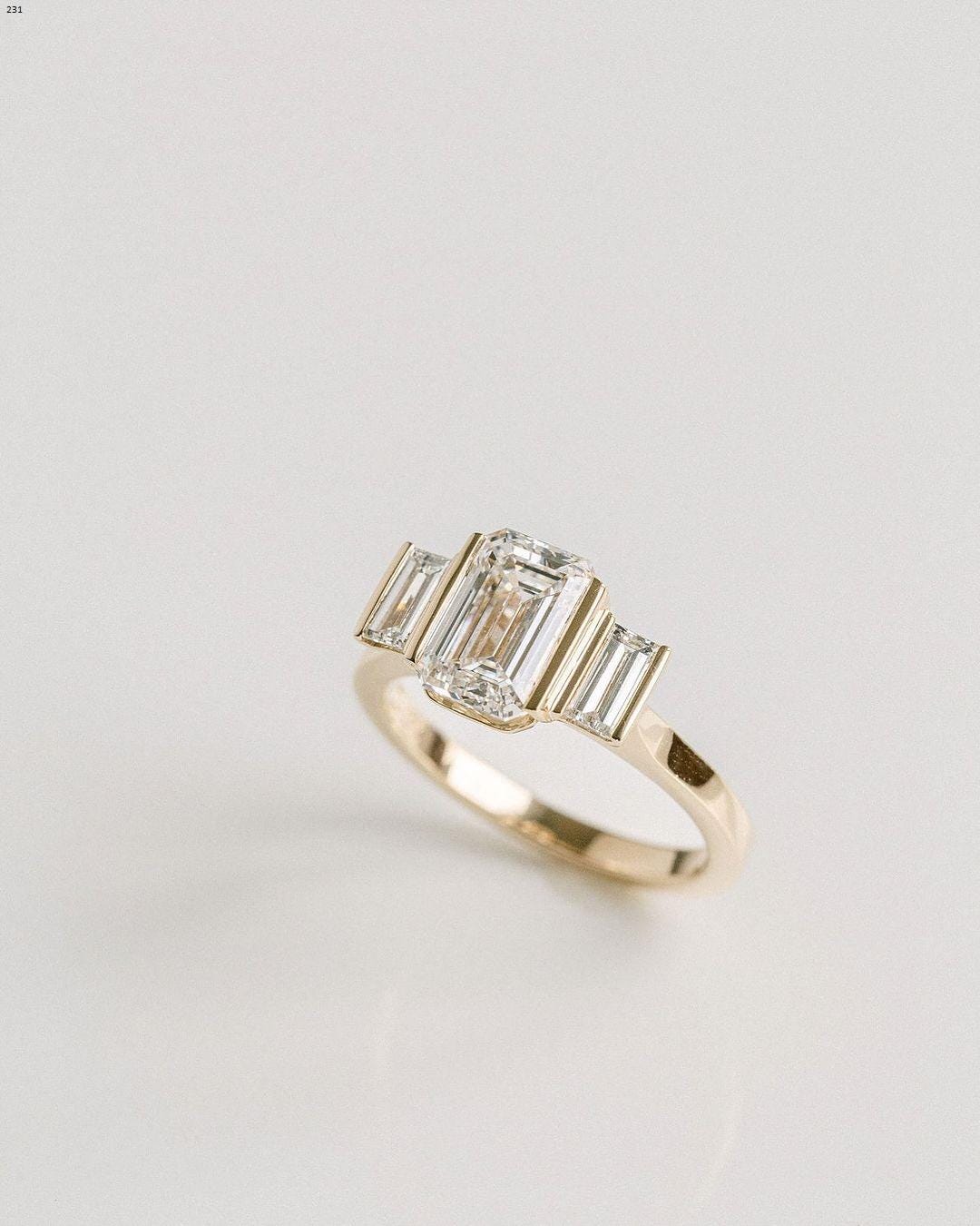 Anillo de compromiso de moissanita con corte esmeralda de 2,20 ct con bisel, anillo de corte esmeralda, anillo de compromiso de moissanita, anillo de corte esmeralda con bisel