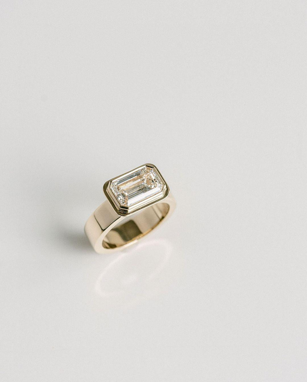 Anillo de compromiso de moissanita de corte esmeralda de 2,50 ct con engaste en bisel, Este-Oeste, Anillo de compromiso de moissanita, Anillo de corte esmeralda con engaste en bisel