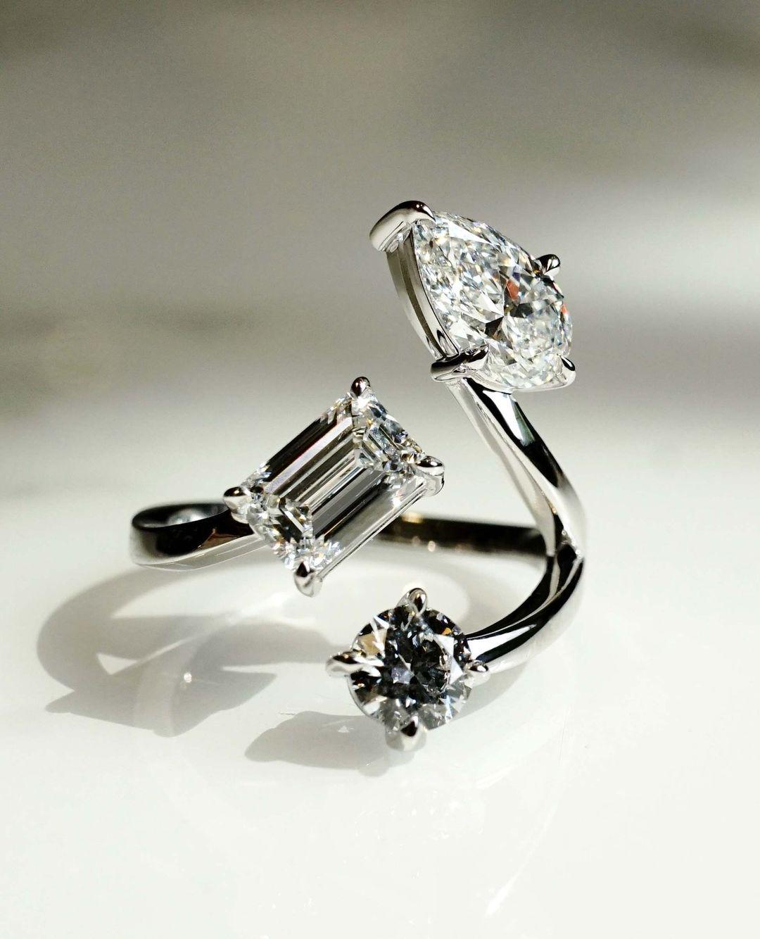 Three Stone 2.76 Ct Pear/Emerald/Round Cut Moissanite Engagement Ring Anniversary Gift 14K / 18K White Gold Three Stone Ring